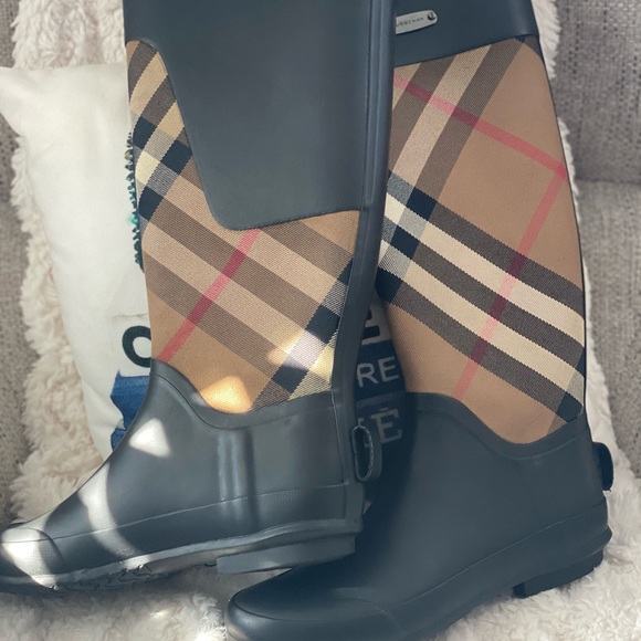 💯Authentic Barberry rain boots - Picture 4 of 4